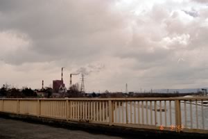 パルプ工場と廃液の川