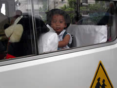 幼稚園バスに乗る長男